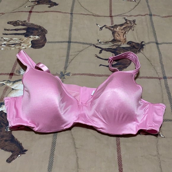 I am selling a size 42C bra in pink. - Picture 2 of 2